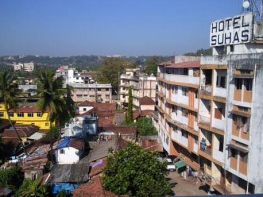 Hotel Suhas in the crowded city of Mapusa